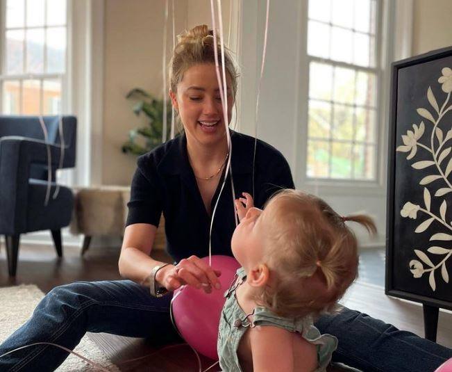 La actriz Amber Heard decidió ser madre por gestación subrogada ya que, como comentaron algunas fuentes cercanas, tenía problemas de infertilidad. En abril de 2021 nació su hija, Oonagh Paige