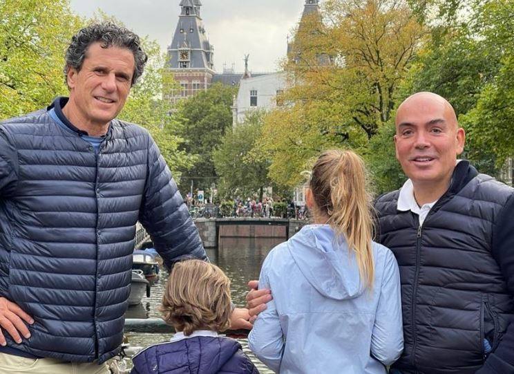 El empresario hotelero Kike Sarasola y su pareja Carlos son padres de dos niños, Aitana y Enrique Junior, nacidos mediante gestación subrogada y que este año cumplen los 10 y 7 años. Él es otro de los que a menudo sube fotos de su familia, como esta tomada a finales de año pasado en Holanda.