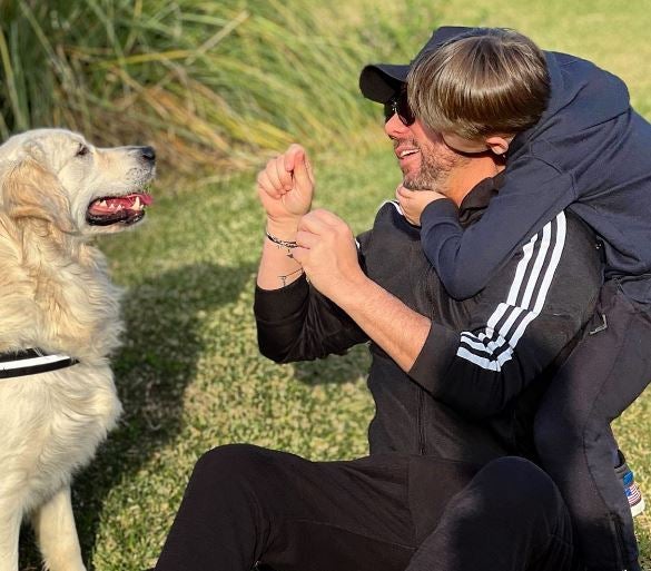 El cantante Miguel Poveda tuvo a su hijo Ángel, que muestra en sus redes sociales de vez en cuando, por un vientre de alquiler en California. El pequeño, que este año cumple 8 años, es una de las máximas alegrías de su vida y el artista lo recuerda cada vez que puede.