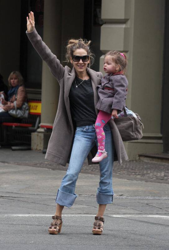 La actriz Sarah Jessica Parker y su marido, el también actor Matthew Broderick, tienen una familia numerosa de tres personas. Tras el primero, ya mayor de edad, en 2009 llegaron por gestación subrogada las gemelas Marion Loretta y Tabitha Hodge, una de las cuales aparece en esta foto, tomada en 2013 en Nueva York.