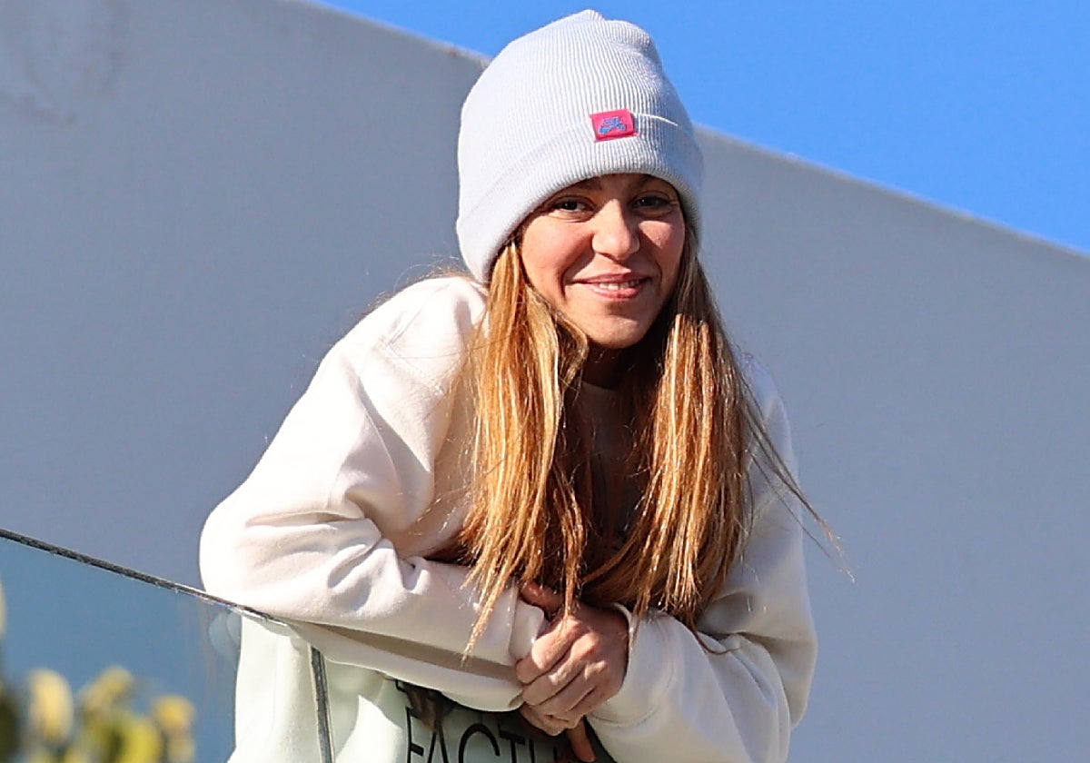 Shakira en el balcón de su casa atendiendo a sus fans