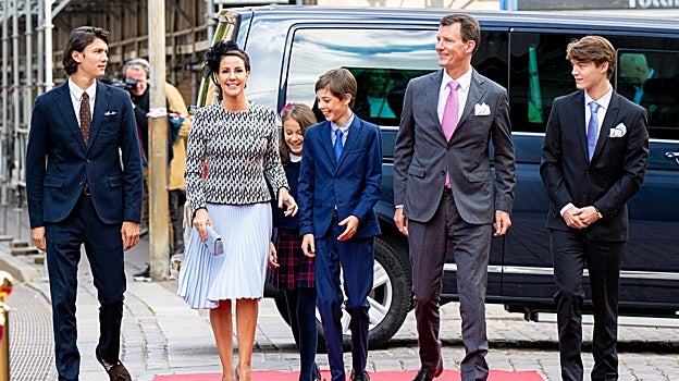 Joaquín de Dinamarca junto a su esposa Marie de Dinamarca y sus cuatro hijos