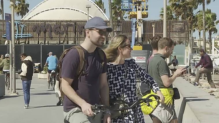 La playa de Valéncia se llena y algunos se animan a chapotear