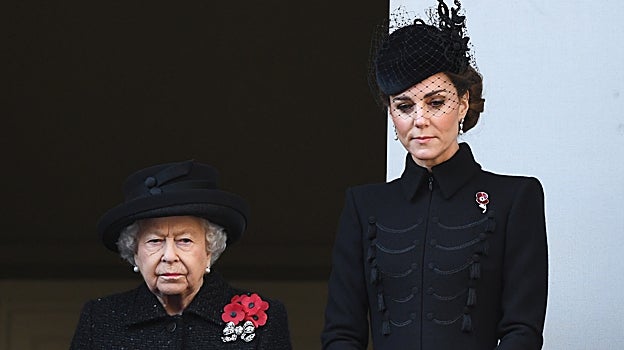 Kate Middleton y la reina Isabel II en una ceremonia en 2019