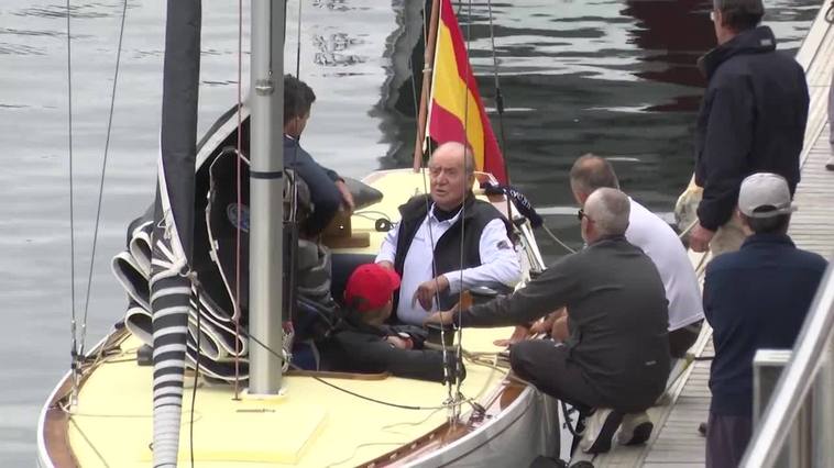 El Rey Juan Carlos, en plena forma, sale a navegar con 'El Bribón'