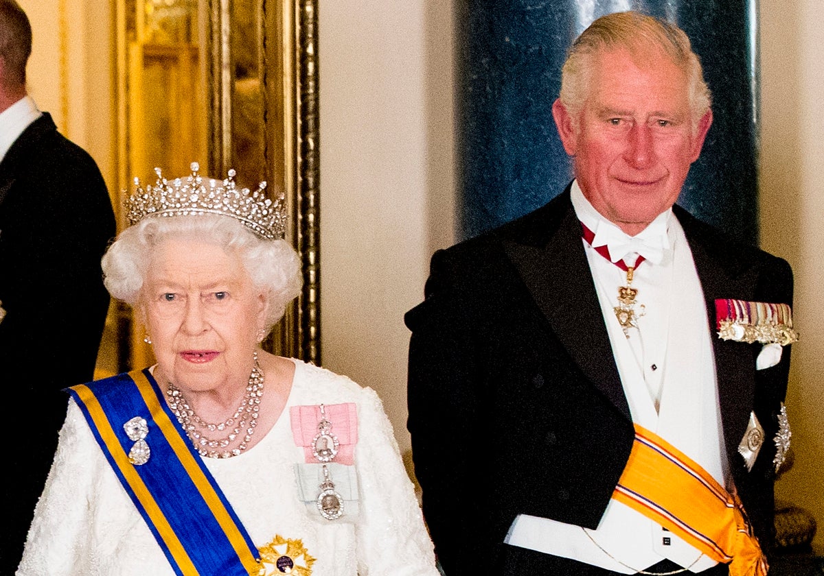 La reina Isabel II y el rey Carlos III