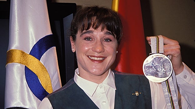 Blanca Fernández Ochoa sujetando la medalla durante un acto