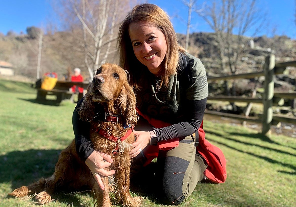 Natalia Velilla junto a su perro Ben