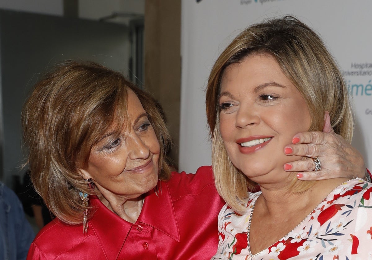 María Teresa Campos mirando a Terelu después de que recibiese el alta hospitalaria