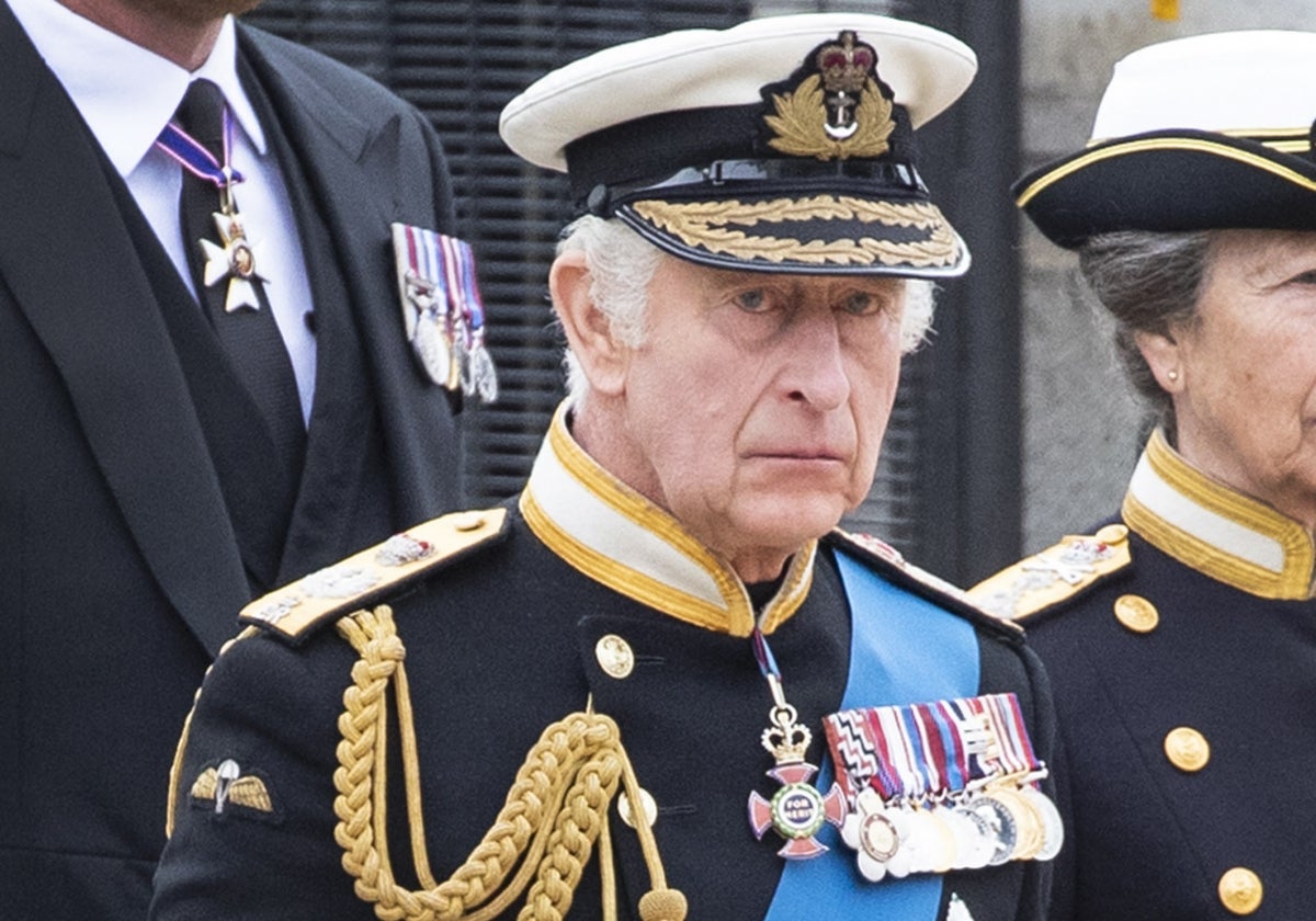 El Rey Carlos III de Inglaterra en el funeral de Isabel II