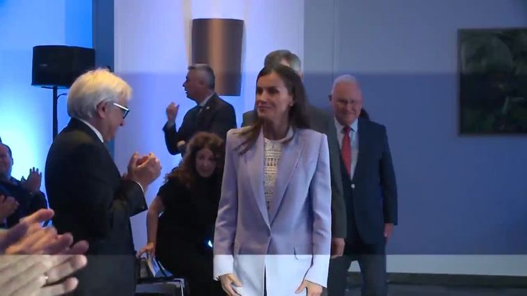 La Reina Letizia enamora en clave 'work' con un traje lila y una blusa romántica