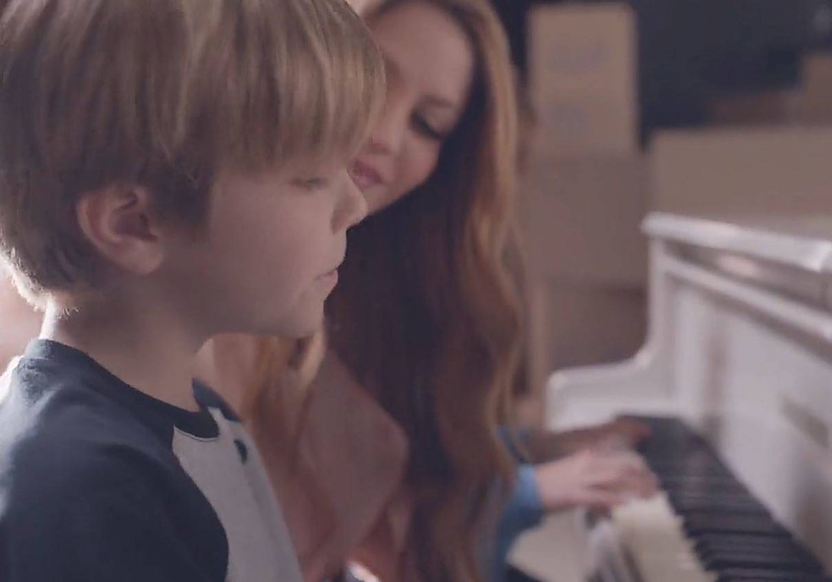 Shakira junto a uno de sus hijos en su último videoclip