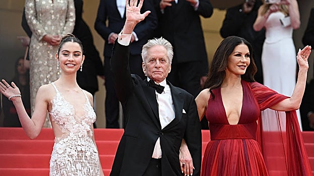 Carys Zeta Douglas junto a sus dos padres en Cannes