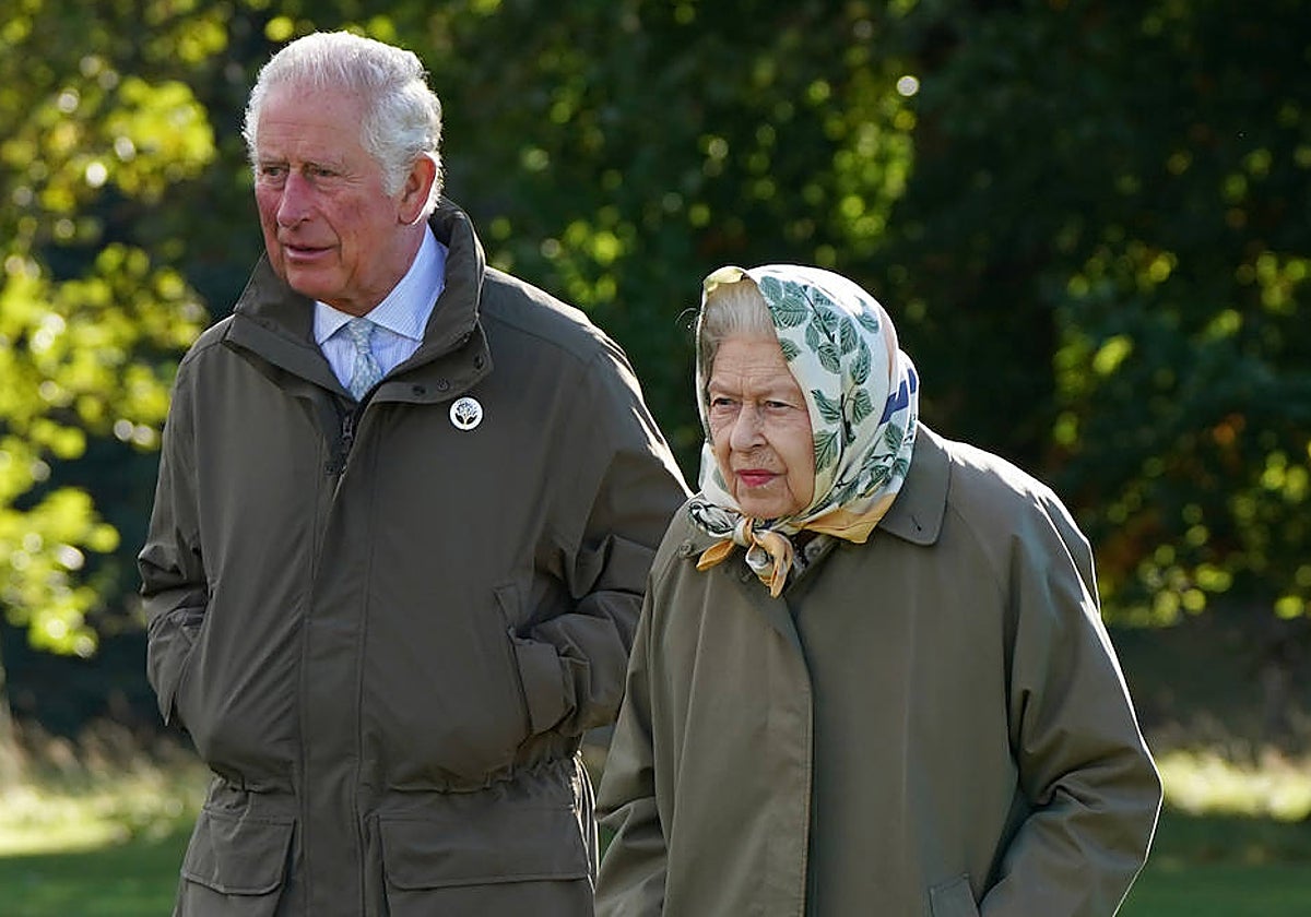 El Rey Carlos III junto a su madre Isabel II