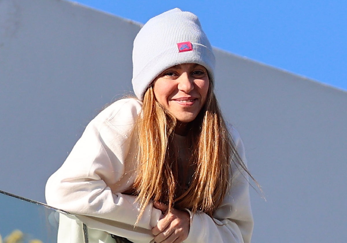 Shakira asomada en el balcón de su casa de Barcelona