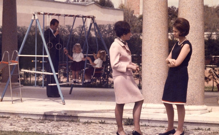 Imagen principal - Arriba; Charlando con la reina doña Sofía en el Palacio de la Zarzuela. Izquierda; En una entrevista con Margaret Thatcher en su despacho de Londres, en 1972. Derecha; Junto al escritor Miguel Delibes el día que cumplió cincuenta años