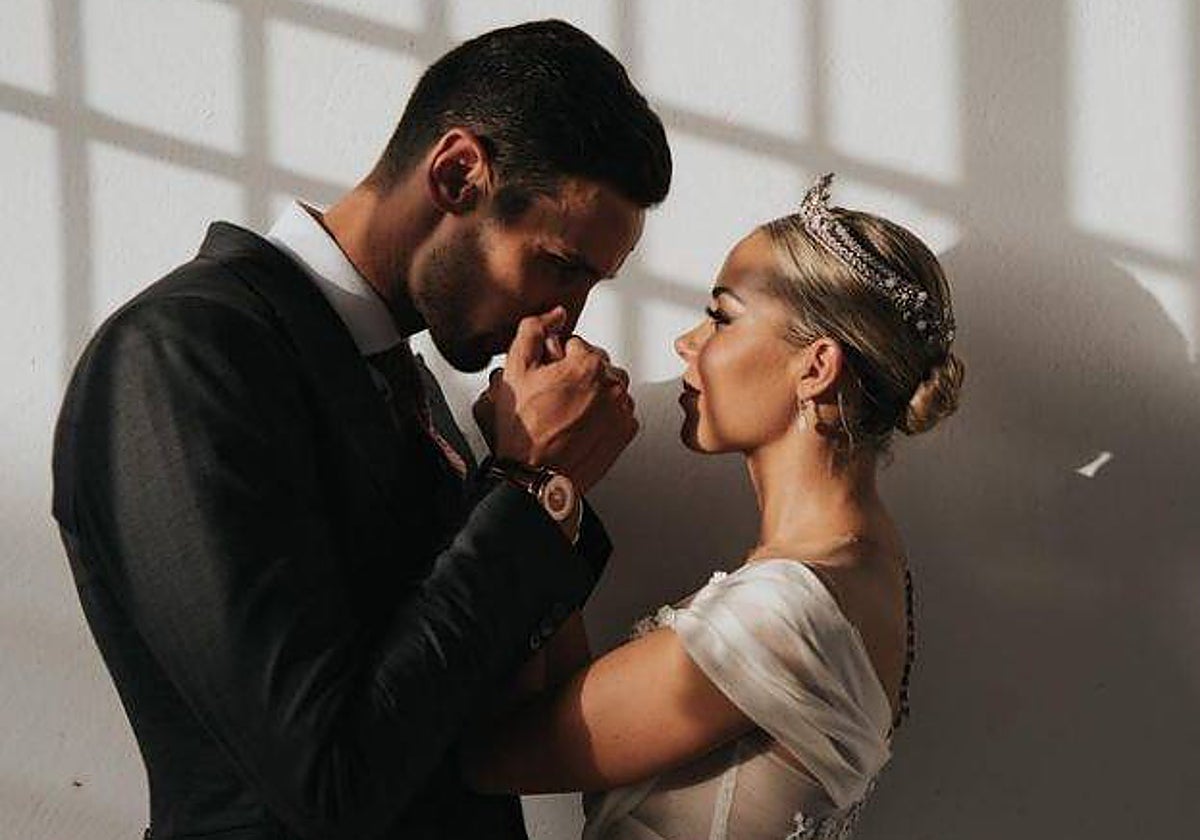 Sergio Rico junto a su mujer Alba