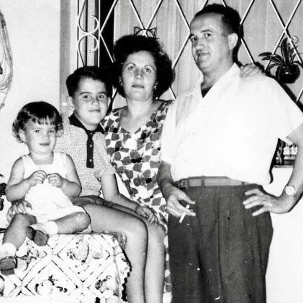 Pimpinela junto a sus padres en su casa de Villa Urquiza, en Buenos Aires
