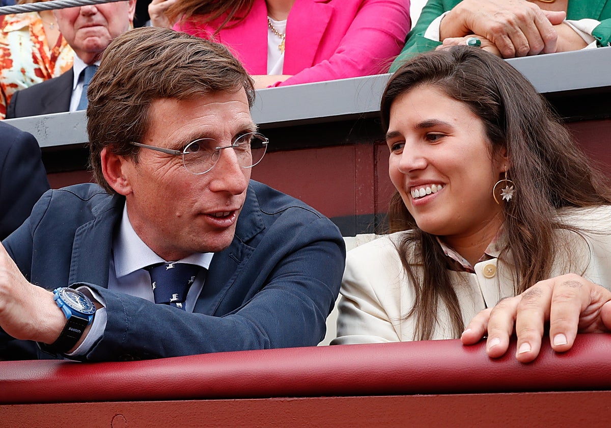 José Luis Martínez-Almeida y Teresa Urquijo en la plaza de toros de Las Ventas