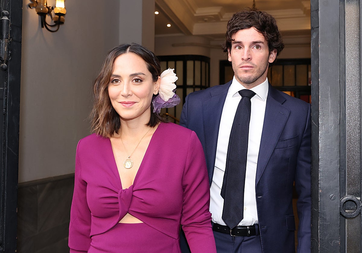 Tamara Falcó e Íñigo Onieva saliendo de su portal para asistir a la boda de unos amigos