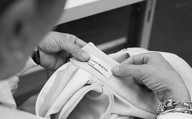 Imagen principal - Arriba; Juana Martín en el taller donde trabaja. Izquierda; la diseñadora con una clienta. Derecha; Martín sonriente con otra cliente