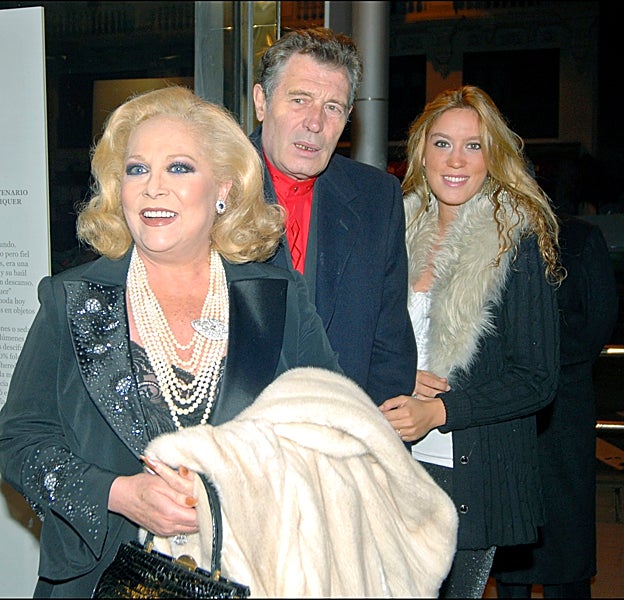 Izda; Iris Oliveros. Arriba; Concha Márquez Piquer, Ramiro Oliveros y su hija en un acto en 2007