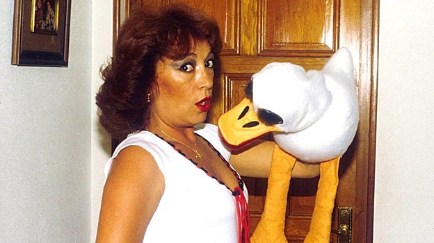 Mari Carmen con uno de sus muñecos