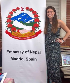 Imagen secundaria 2 - Arriba; Carlos Lozano y Mónica Hoyos en la graduación de bachillerato de su hija Luna. Izquierda; la joven hablando en un debate sobre política. Derecha; Luna trabajando en la embajada de Nepal en España