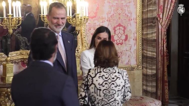 La Reina Letizia deslumbra con un impecable traje blanco