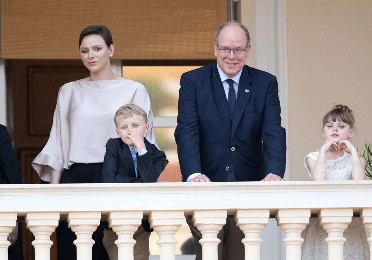 Charlène, el príncipe Alberto de Mónaco y sus dos hijos celebran la festividad de San Juan en Mónaco