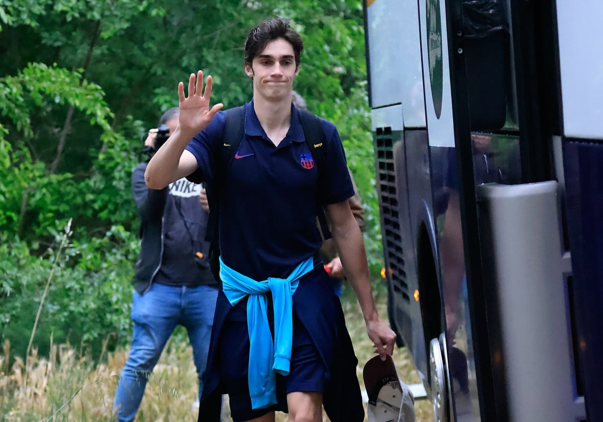 Pablo Urdangarin subiendo al autobús del equipo de balonmano del FC Barcelona
