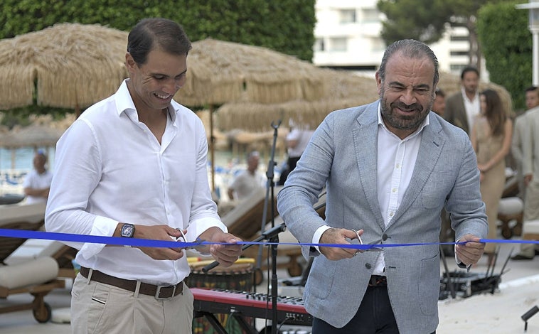 Imagen principal - Arriba; Nadal y Gabriel Escarrer cortan la cinta inaugural. Izquierda; Pedja Mijatovic con su hija Lola y su mujer. Derecha; La actriz Ana Fernández que viajó con su hermana 