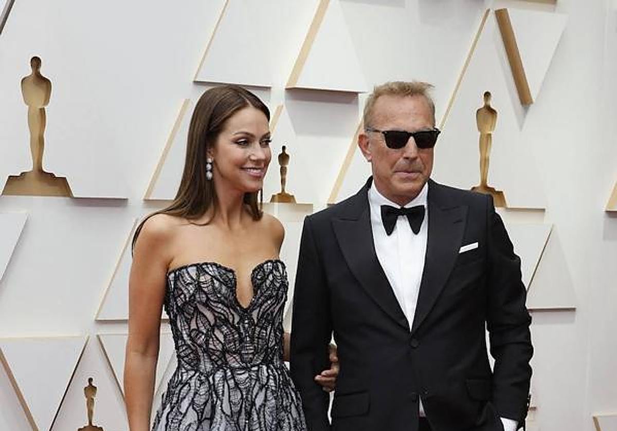 Kevin Costner y Christine Baumbgartner en una alfombra roja