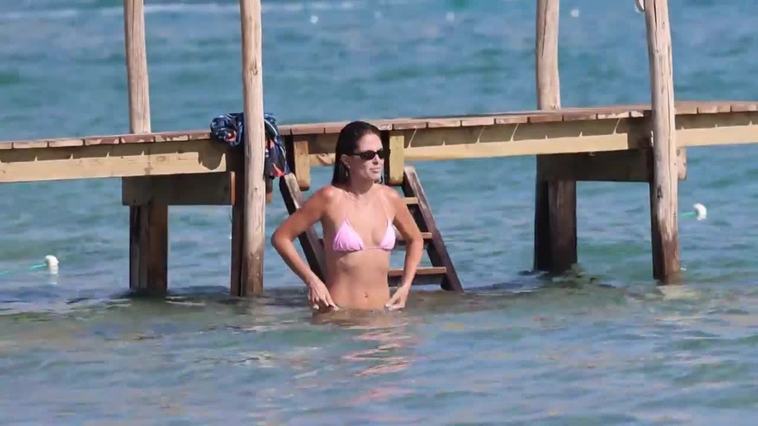 Sergi Roberto y Coral Simanovich dan rienda suelta a su amor en las playas de Ibiza