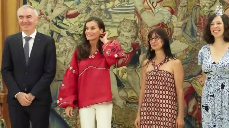 La Reina Letizia luce una colorida blusa étnica de marca ucraniana