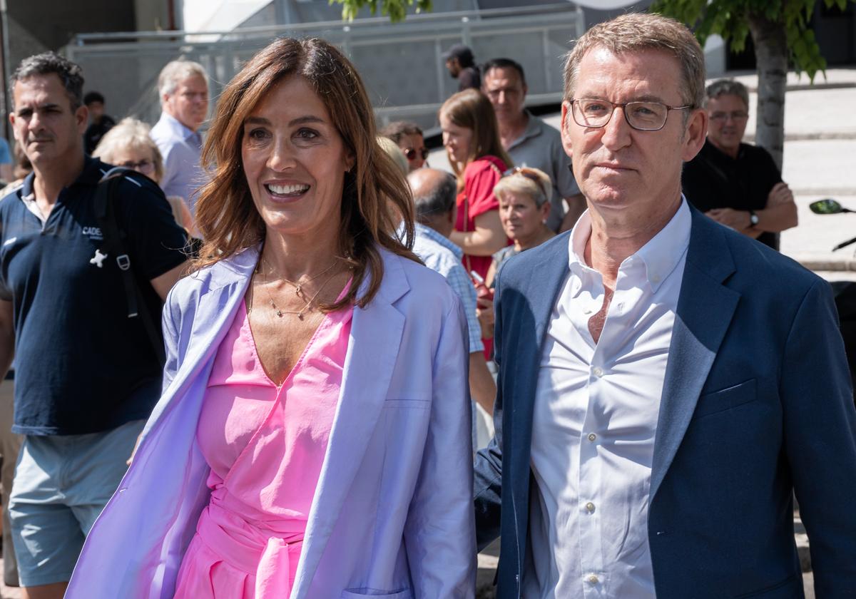 El presidente del Partido Popular y candidato a las elecciones, Alberto Núñez Feijóo, y su pareja, Eva Cárdenas