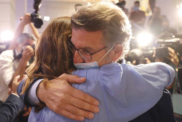 El abrazo entre Alberto Núñez Feijóo y su mujer Eva Cárdenas tras conseguir la mayoría absoluta en la Xunta de Galicia en 2020