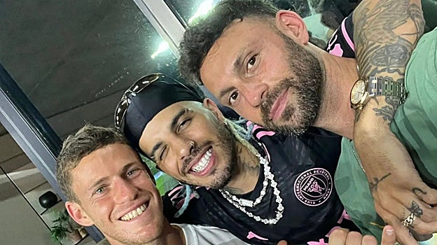 Rauw Alejandro con el tenista Diego Schwartzman y Mateo Schwartzman