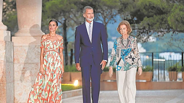 Doña Letizia, Don Felipe y la Reina Sofía, el año pasado, en la recepción en el Palacio de Marivent