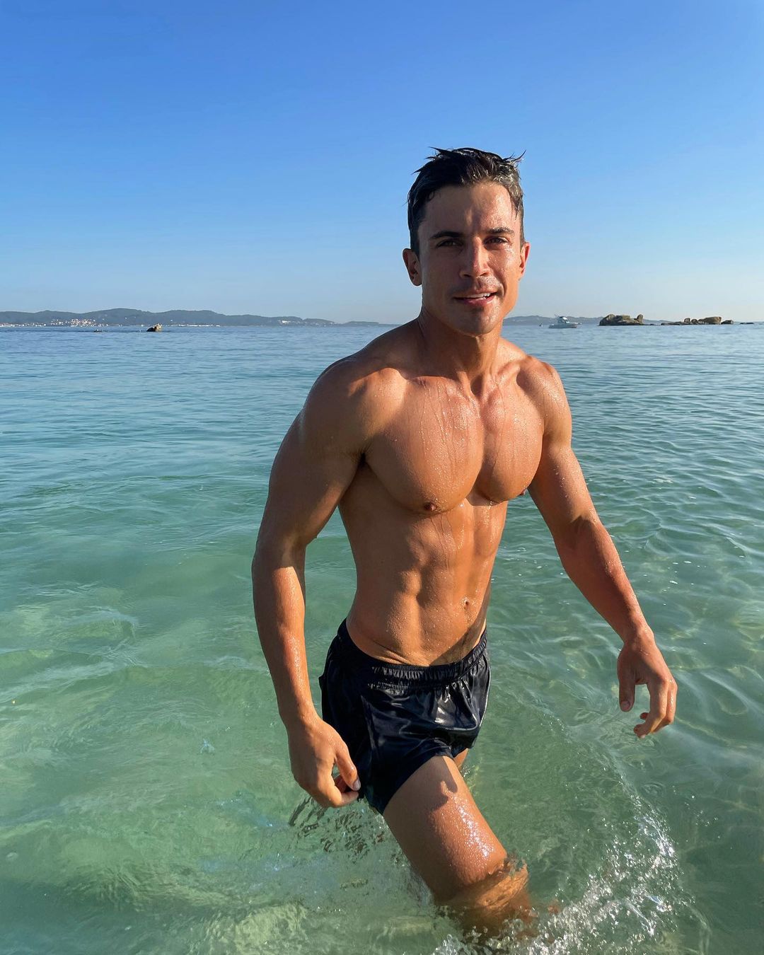 El actor Álex González se cuela en el número 7 de los famosos más atractivos del verano 2023.