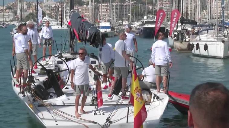 El Rey Felipe VI, al timón del Aifos, participa en la Copa del Rey Mapfre