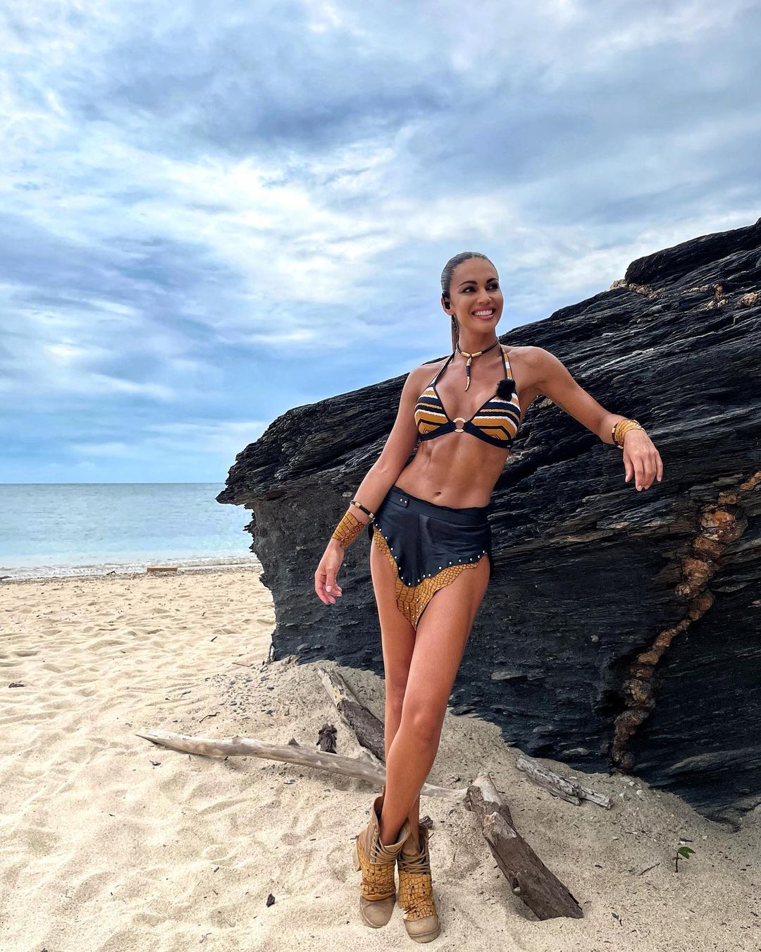 La presentadora Lara Álvarez se queda con la 10ª posición de las famosas españolas más atractivas de este verano.