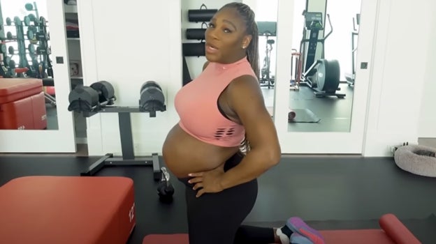 Serena Williams entrenando en un vídeo de su canal de 'Youtube'