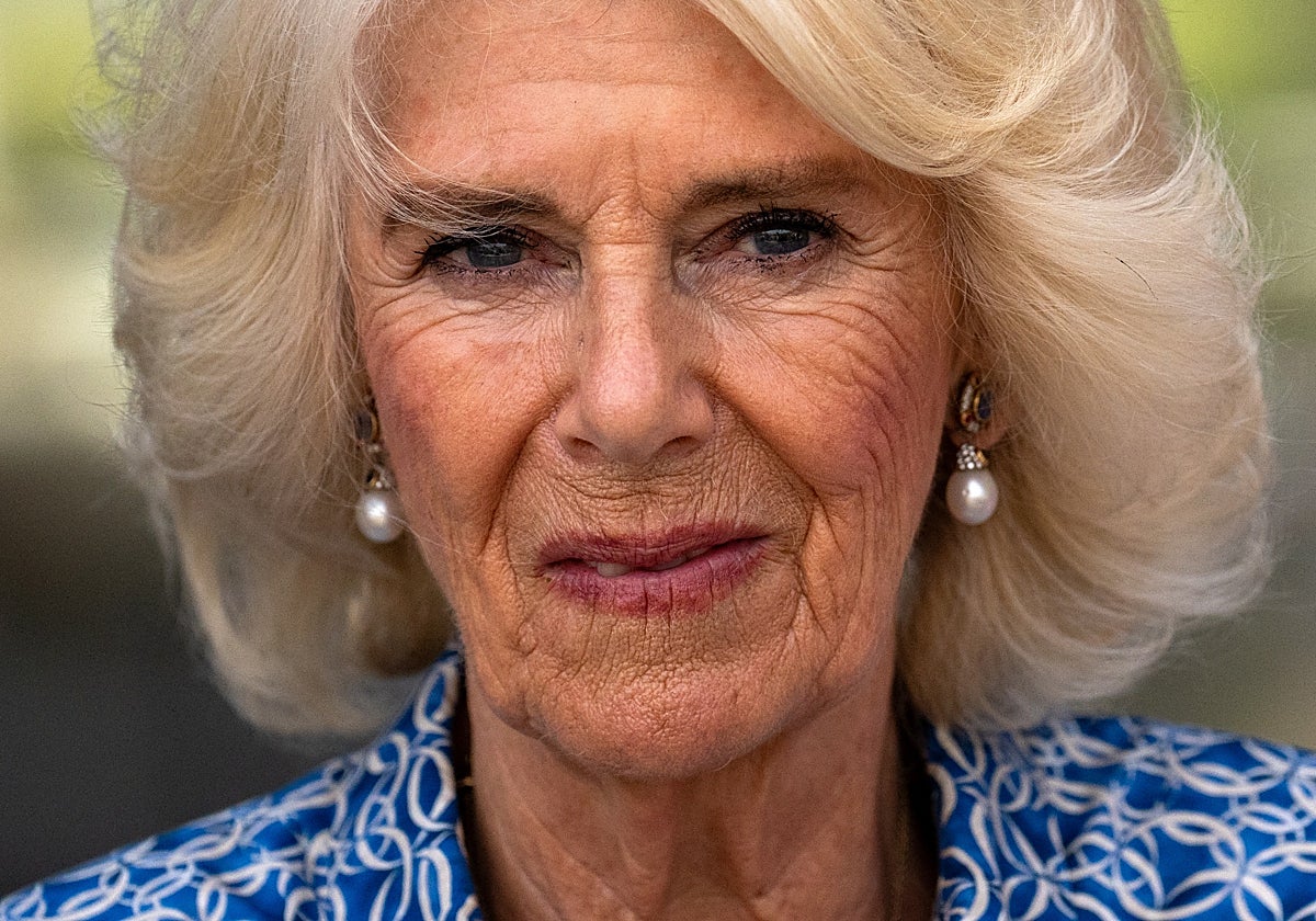 La reina Camilla durante una visita al santuario de caballos Redwings en Norfolk