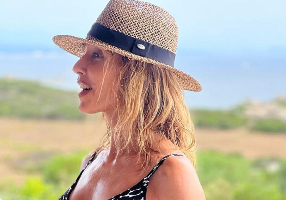 Emma García posa en bikini a los 50 años durante sus vacaciones