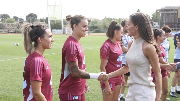 La Reina Letizia durante su visita a la Selección Española de Fútbol Femenino