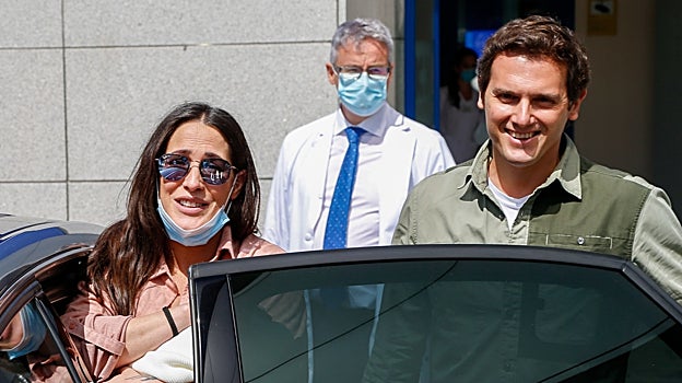 Malú y Albert a la salida del hospital junto a su bebé