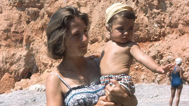 Ana Torroja de pequeña en la playa con su madre