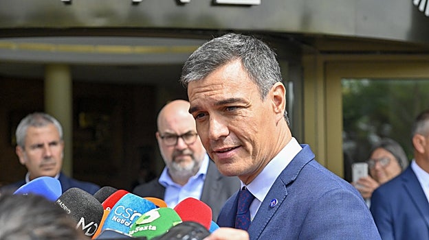 Pedro Sánchez, presidente del Gobierno en funciones en el tanatorio