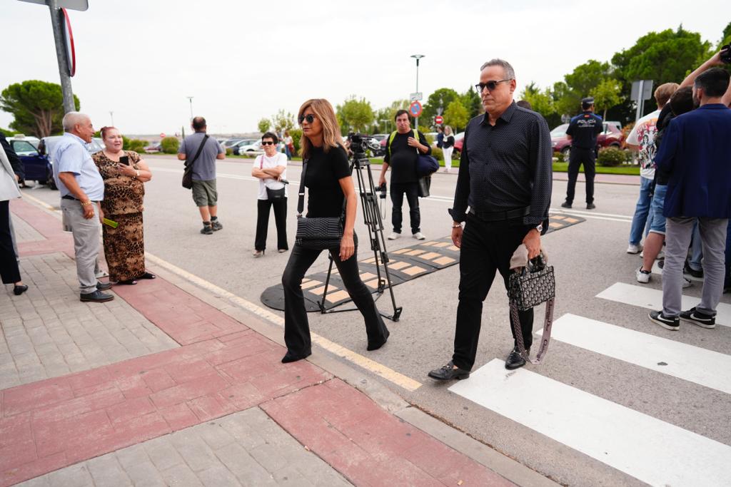 Gema López y Aurelio Manzano llegaban al tanatorio de riguroso negro.